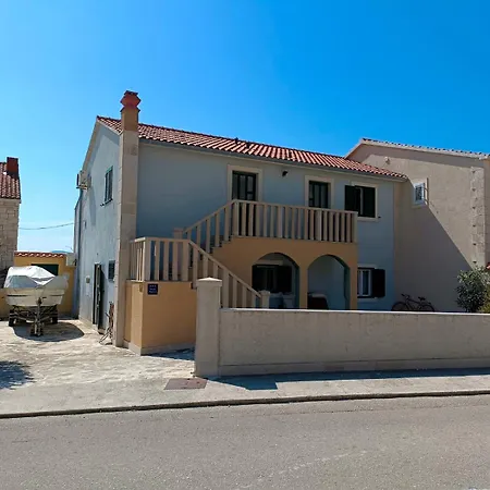 Apartment Vikbol 1 *